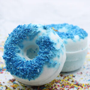 Bombes de bain au donut à la myrtille